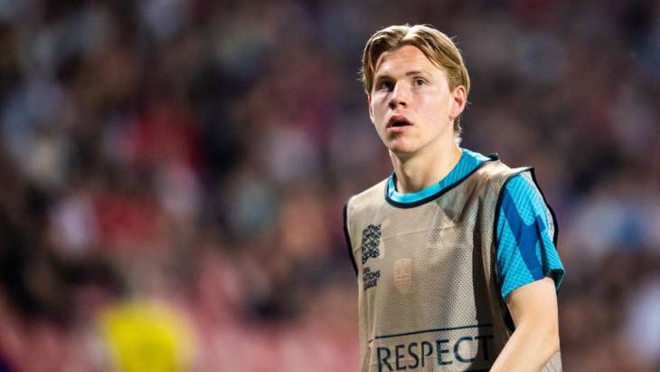 Jens Petter Hauge à l'échauffement avec la Norvège